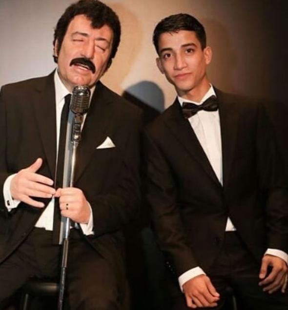 MUHTEREM NUR, M�SL�M G�RSES'�N SAZINI HED�YE ETT�'    Programa kat�ld��� saz�n hikayesini anlatan �ahin Kendirci, "Muhterem Nur beni g�rd���nde 'M�sl�m'e �ok benziyorsun' dedi. Sonra da M�sl�m Baba'ya 17 ya��nda Limoncu Ali'nin hediye etti�i p�sk�ll� saz� bana hediye etti." dedi.