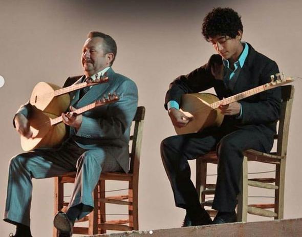 'F�LME HAZIRLANIRKEN A�LEM BANA M�SL�M D�YE SESLEN�RD�'    Mersin halk�n�n kendisini tavsiye etmesiyle ke�fedildi�ini anlatan �ahin Kendirci, "Beni y�netmenim ke�fetti. Y�netmenin Adana'ya gelerek 'M�sl�m' filmdeki bu rol� kim oynayabilir diye sormu�, herkes beni �nermi�. Sonra sahne ald���m yere gelerek bana projeyi anlatt� ben de kabul ettim. Senaryoyu elime ald���mda b�t�n kitab� ezberledim. Filme haz�rlan�rken de ailem bana hep M�sl�m diye seslendi." dedi.