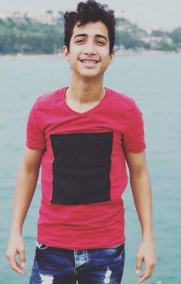 �AH�N KEND�RC�'N�N BABASI DUYGUSAL ANLAR YA�ADI    O�lunu bir an bile yaln�z b�rakmayan �ahin Kendirci'nin babas�, canl� yay�nda duygusal anlar ya�ad�.    O�luna dua eden baba, "O�lumla gurur duyuyorum. Kurban oldu�um Allah o�luma M�sl�m Baba'y� oynamay� nasip etti. K�t� g�nlerimiz geride kald� Allah o�lumdan raz� olsun. Art�k hamall�k yapm�yorum, onunla �al���yorum. Biri bana gelip bu olanlar� s�ylese inanmazd�m. Filmi ilk izledi�imizde en k���k karde�i de olmak �zere hepimiz a�lad�k. Sanki filmde �ahin'i de�il M�sl�m Baba'y� izledik. M�sl�m Baba'n�n da babas� benim gibi hamalm��." dedi.