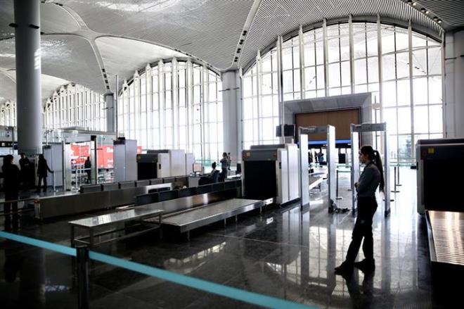 Yakla��k 10 bin ki�inin �al��t��� �stanbul Yeni Havaliman�'nda, 7 g�n 24 saat esas�na g�re ola�an�st� bir �al��ma s�rd�r�ld�.