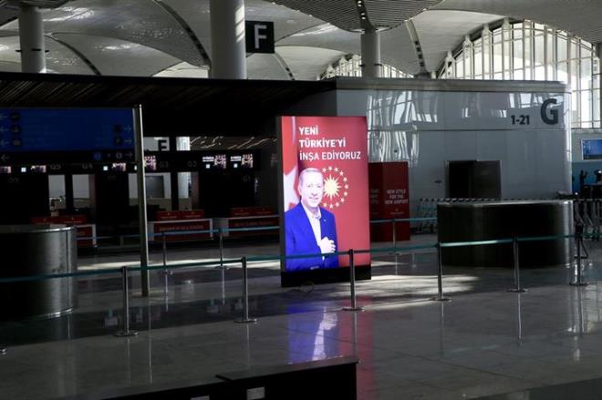 �lk etapta g�nl�k 5 kalk�� ve 5 ini�in olaca�� havaliman�nda, THY i� hatlarda 31 Ekim'de Ankara, 1 Kas�m'da Antalya, 2 Kas�m'da �zmir'e ilk u�u� ger�ekle�tirilecek.