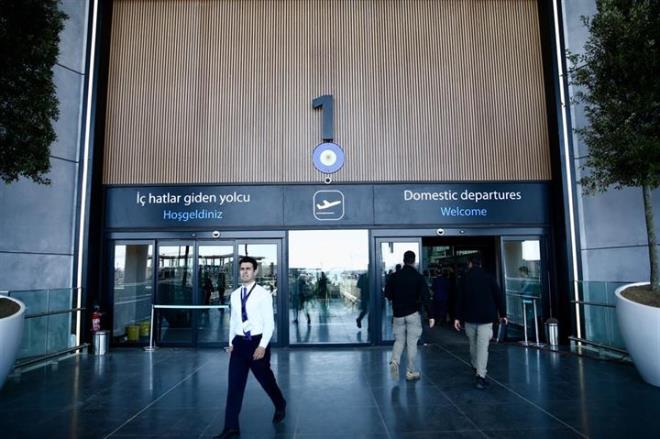 Daha a��lmadan bir�ok alanda �d�l alan havaliman�n�n, veri merkezindeki elektrik sistemleri 2N, so�utma sistemleri N+1 yedekli yap�yla dizayn edildi ve Uptime Institute taraf�ndan Design (Tasar�m) sertifikas�yla sertifikaland�r�ld�.