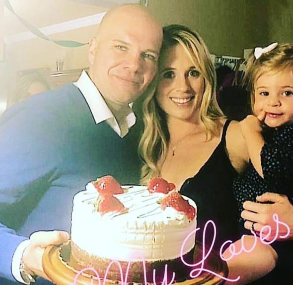 Uzun zamand�r Amerika’da olan, 2016 y�l�nda da Sarah Scotti ile evlenip Chicago’ya yerle�en Tolga Karel’in ad� bir s�redir sa�l�k sorunlar�yla g�ndemde.