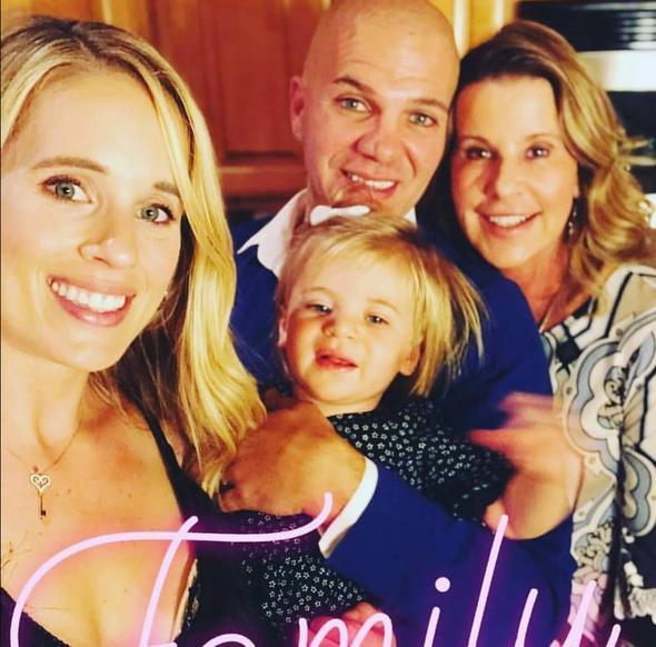 Ge�en y�l baba oldu  <br>  2016 y�l�nda Dominik’te evlenen Tolga Karel ile Sarah Scotti, k�zlar� Mia’y� ge�en y�l kucaklar�na ald�.