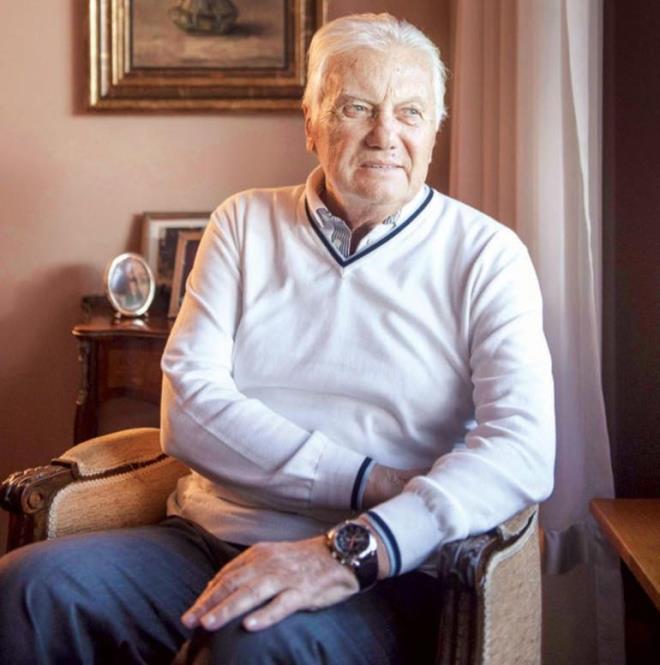 G�ksel Arsoy, 15 Mart 1936 tarihinde Kayseri'de d�nyaya geldi. Yat�l� olarak okudu�u Haydarpa�a Lisesinden mezun oldu. Klasik T�rk M�zi�i bestekar� Yesari As�m Ersoy'un ye�eni olan G�ksel Arsoy sinemaya �lk olarak 1958 y�l�nda S�rr� G�ltekin'in y�netti�i Kara G�nlerim adl� filmle ba�lad�.  Sonra Ham Meyve adl� filmde Muhterem Nur ile oynad�. 1961’de Samanyolu filmi i�in Belgin Doruk ile kamera kar��s�na ge�ti. �zellikle 60'l� y�llar�n ba��nda say�s�z filmde rol ald�. Amerikan sinemas�n� yak�ndan takip eden G�ksel Arsoy, Sean Connery’nin oynad��� James Bond filminin b�y�k ilgi g�rd���n� duyunca yerli James Bond oldu, 1966 y�l�nda Alt�n �ocuk adl� filmi �ekti. Yap�mc�l��� da �stlendi. ‘Alt�n �ocuk James Bond’ �yle bir ilgi g�rd� ki Araplar filmi sat�n ald�. Kariyerinde zirve yapan Arsoy daha sonra T�rkan �oray, H�lya Ko�yi�it, Fatma Girik ve Filiz Ak�n ile say�s�z filme imza att�.