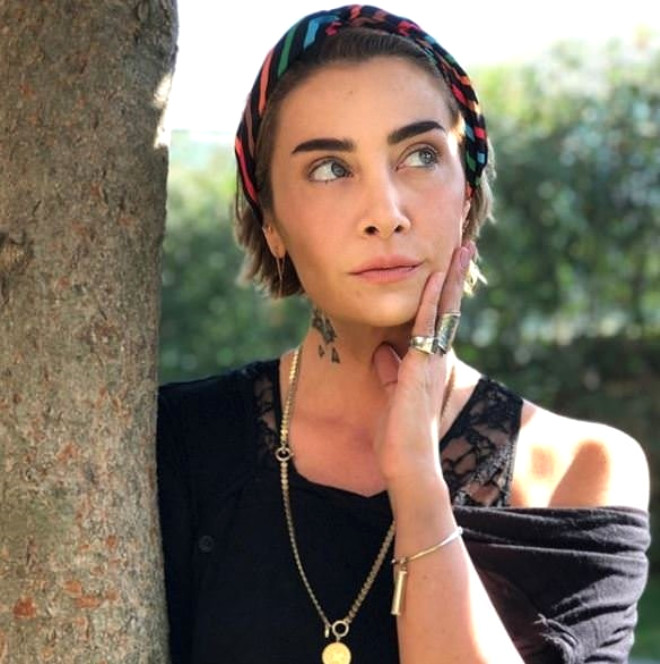 Ama bu hayatta �ark�larla, kelimelerle bir ileti�im kurabildiysek ve kendimi biraz anlatabildiysem, g�c�m� kendim kadar sizlerden ald���m� da biliyorsunuzdur.