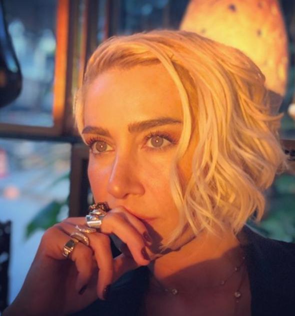 �ZGE FI�KIN:S�la’n�n sonuna kadar yan�nday�z! �fkeden delirmek �zereyim! Bu �iddeti uygulayan mahlukata en a��r cezay� ya�ats�n hayat. Susmayaca��z, sinmeyece�iz, t�m kad�nlar birlik olaca��z.