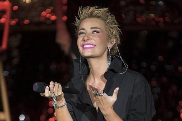 �REM DER�C�:Demir kad�n! Aslan kad�n! Fiziksel yahut psikolojik �iddet, nicelerini darma duman ediyor bu le� mevzu. Ama sen nas�l bir g��s�n, nas�l bir te�viksin! Dimdik kad�n�m, ben sana �yk�nmeye devam! ��nk� sen S�la Gen�o�lu’sun!