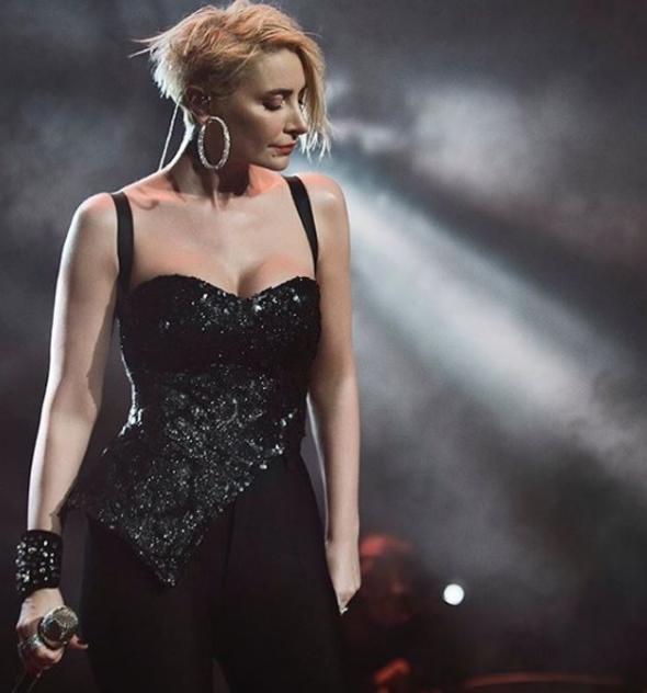 CEYDA D�VENC�:Ay�pt�r efendiler. �iddet g�steren adam de�ildir. Erkek �iddetle bir olamaz. Erkek g�venin ta kendisi olmal�, g�c�n� zekas�yla, sevgisiyle, kad�na verdi�i de�erle ve yuvas�n� �ekip �evirerek g�stermeli. Hele ki sanat��, ayd�n bir erkeksen! Kendini geli�tirmeyi ve yaralar�n�, zaaflar�n� psikologla ��zmeyi biliyor olmal�s�n. Kad�na �iddete hay�r! �iddet g�ren kad�nlar sesini ��kartmal� ve bu su� cezas�z kalmamal�. Her t�rl� �iddete hay�r! Ve nezdinde �iddet g�ren t�m kad�nlar�n yan�nday�m…