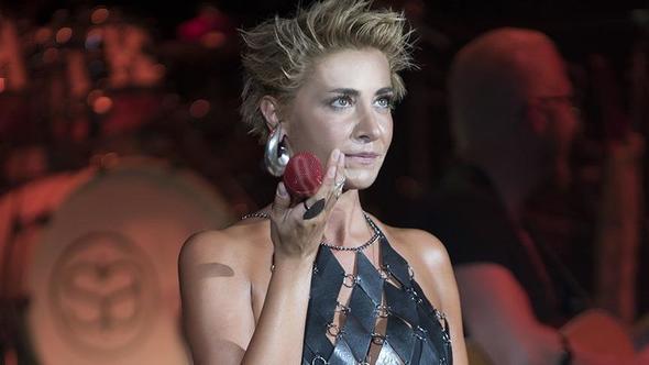 SERTAB ERENER:Meslekta��m S�la’y� bir kad�n ayakta alk��l�yorum. Ve ya�ad��� bu korkun� olayda sonuna kadar yan�nda oldu�umu hayk�rmak istiyorum