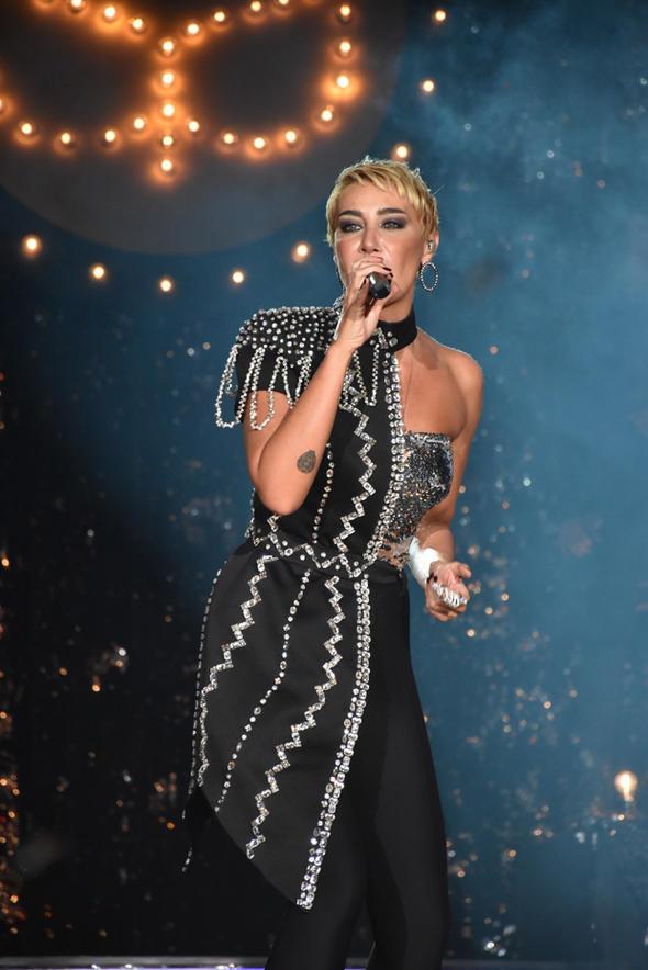 SEL�UK ��R�N: �li�kide kendini ezik hisseden erkek �iddete ba�vurur!O nedenle kad�na �iddetin s�n�f�, e�itim seviyesi, b�lgesi yoktur. Her seviyede, her yerde kendi ayaklar� �st�nde duran kad�nlar ezik erkeklerin hedefinde.