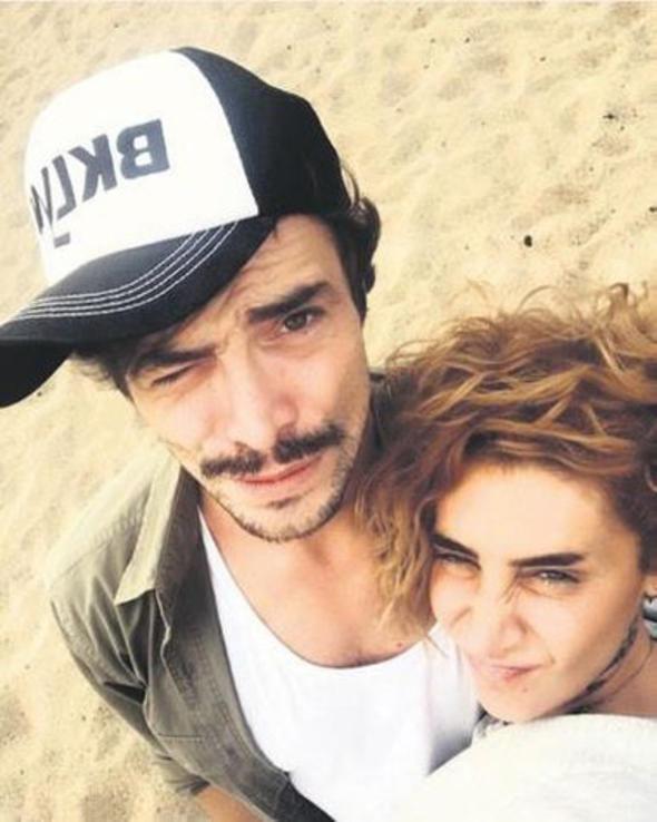 G�LBEN ERGEN: Y�kamad���n kad�na, devrilmiyor diye, �ok g�zel ve ba�ar�l� diye, �iddet uygulayan g��s�z “erkek” o kad�n senin ezik �iddetinle, bir �m�r daha da g��lenecek bunu biliyor musun? Hak etmedi�in kad�n taraf�ndan, kendini vazge�ilmez ve de�erli zanneden erkekler g��s�zl�k sizin di�er ad�n�z. 6164. maddenin 5. maddesi gere�i sen bir sus ve uzakla�!