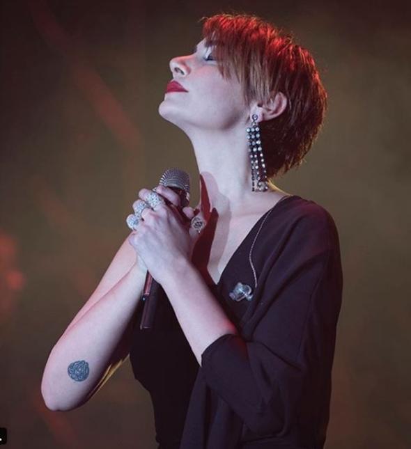 N�LG�N BELG�N:Bir kad�n olarak yan�nday�m S�la. Ne demek yerlerde s�r�klemek, �iddet uygulamak? �ok mu k�zd�n, vurursun kap�y� ��kars�n! A�k�n �iddetle ilgisi yoktur.