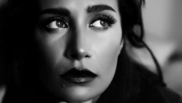 Emre Altu�, �u mesajlar� payla�t�: "O�lum sizi kim b�y�t�yor, yeti�tiriyor, b�yle mi ��retiyor? Farzedelim evde b�yle g�rerek b�y�d�n�z, �iddet g�renin mutlu oldu�unu da g�rd�n�z m�? Size sevgisini bu �ekilde g�steren ve bu �ekilde g�sterilmesi gerekti�ini ��reten mi oldu? Farzedelim �yle oldu b�y�y�nce bunun adaml�kla, insanl�kla, sevgiyle, sayg�yla ilgisi olmad���n� g�rmediniz mi ��renmediniz mi? E�er �yleyse yaz�k ��nk� o takdirde varolmu� de�il yer kaplam�� oluyorsunuz!!! (Ahmet ve di�erlerine…)"