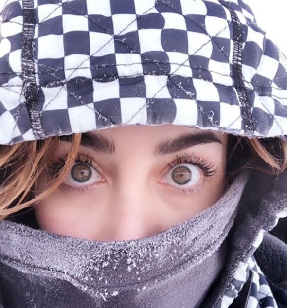 BURCU ESMERSOY:Ne g�zel yazm��, ne g�zel anlatm��…”G�zlerimizin g�zlerinize de�di�i an” ��te o an hepimizi birle�tiren! Ve ne g�zel demi�, “Baz�lar� hi� sevilmeyi ��renememi� olabilir ama bence a�k�n bununla hi�bir ilgisi yok!” diye…