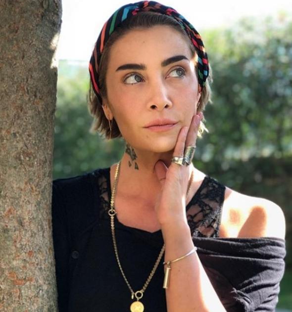 HAR�KA AVCI:Erkeklik fiziksel olarak senden daha g��s�z olan bir kad�na �iddet uygulamak, g�� g�sterisi yapmak de�ildir… Her ne sebeple olursa olsun S�la’ya uygulanan �iddeti k�n�yorum…