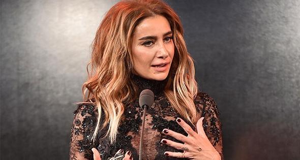 NUR FETTAHO�LU:�iddet art�k her yerde ... Kad�nlar�m�z�n bedenlerinde , erkeklerimizin suskunlu�unda , ya�l�lar�m�z�n korku dolu g�zlerinde , hayvanlar�m�z�n ��rp�n��lar�nda , sokakta okulda en �zel ve savunmas�z oldu�umuz alanlarda ... �zg�vensiz toplumun �iddetle kendini ispat etme �abas� , ba�kalar�n�n �zerinde uygulad�klar� psikolojik sava�lar insan olan yerlerimi ac�t�yor... sen ne g��l� kad�ns�n ki g��s�n� gererek �rnek oluyorsun konu�amayan ve bu �iddete her g�n maruz kalan insanlar�m�za ... susmay�n