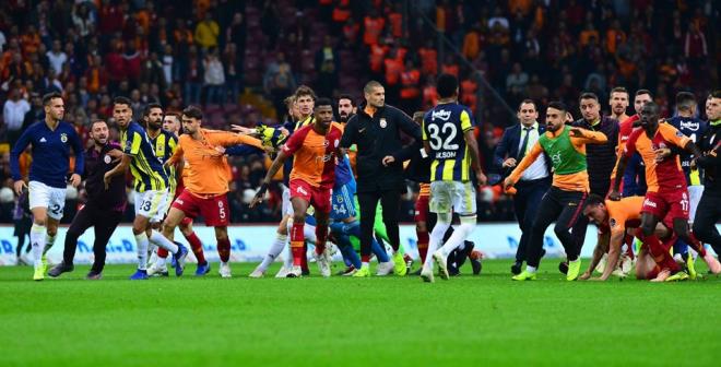 3 KIRMIZI KART  Galatasaray-Fenerbahe derbisi sonras VAR incelemesinin ardndan Ndiaye, Jailson ve Soldado krmz kart, Belhanda sar kartla cezalandrld.