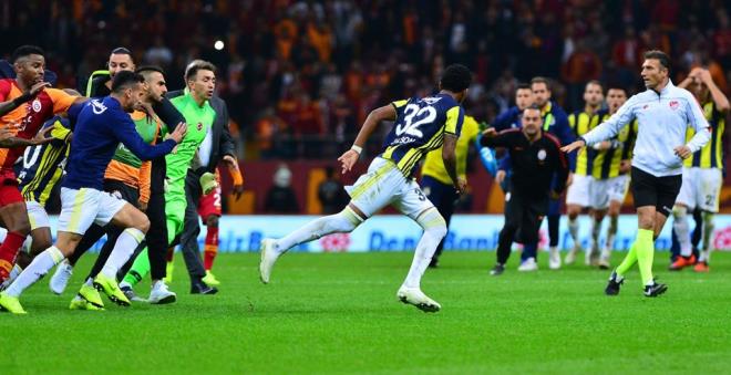 Galatasarayl oyuncular Jailson'un zerine yrd.