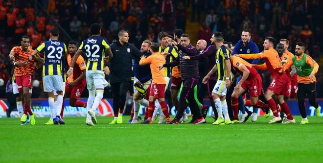 ki oyuncu birbirinin zerine yrrken; araya Jailson girdi. Brezilyal oyuncunun Belhanda'ya tokat atmasyla futbolcular arasndaki gerginlik tavan yapt.