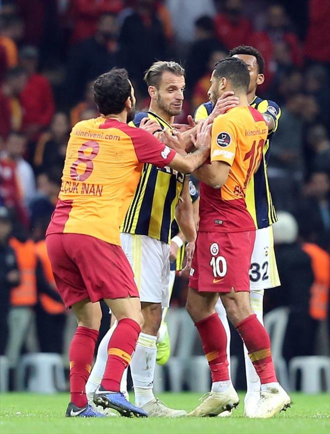 Galatasaray-Fenerbahe derbisinin son ddnn ardndan iki takm futbolcular arasnda kavga kt. Galatasaray-Fenerbahe derbisi sonras VAR incelemesinin ardndan Ndiaye, Jailson ve Soldado krmz kart, Belhanda sar kartla cezalandrld.