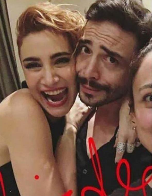 "Yine ar alkoll olan Ahmet Kural kadn evde grnce Sla&#8217;yla tartyor. Ardndan da iddet uyguluyor. Srtnda porselen vazo kryor, omuzunu sryor. San eline dolayp srklyor."