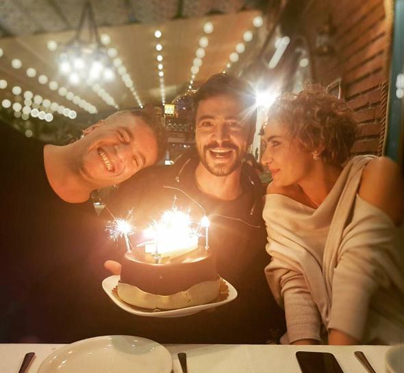 Hem de gayet iyi eitim alm, kariyeri tepelerde, her gece popler mekanlarda cirit atan insanlar arasnda.  Kadnlar sesini karmad, iine att, &#8220;Elbet dzelir bir gn&#8221; dedii srece erkekler iddet oyununu kafalarna gre oynamaya devam ediyor.  O yzden: Sla iyi ki iine atmayp yksek sesle ortaya kt. Zinciri krd.  Eminim imdi onun ilikisine benzer ilikilerin iinde yoku aa yuvarlandklarn grmeyenler silkinip kendine gelecek ve &#8220;Ben ne yapyorum?&#8221; diyecek.