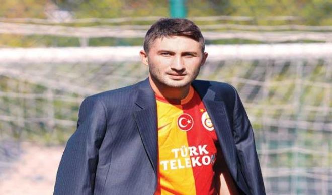 Sabri Sarolu - Zaza Day<br>    Futbol hayatnda Galatasaray&#8217;daki performansyla hafzalara kaznan Sabri Sarolu, Reyiz yaktrmasyla da bilinen isimlerden.    Ceketi kullan ile birlikte Sabri Sarolu da Kurtlar Vadisi&#8217;nde srekli tartlan ancak; yine de sevilen karakterlerden biri olan Zaza Day&#8217;ya benzetiliyor.