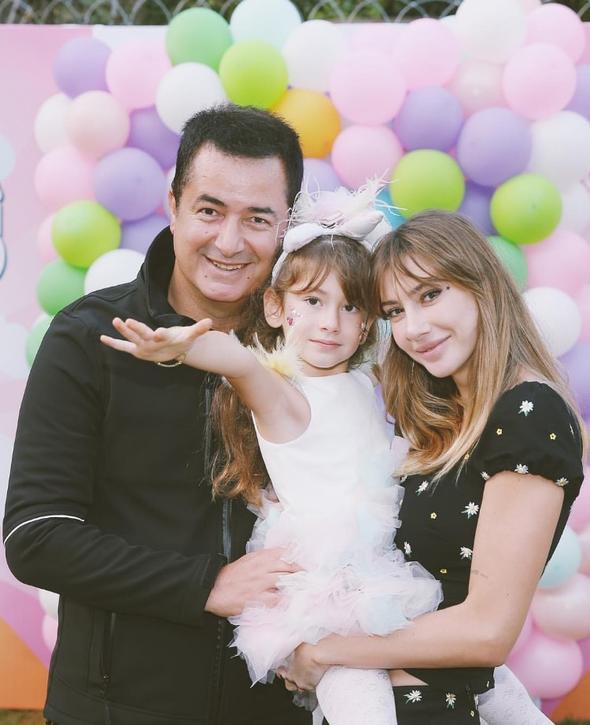 eyma Suba Ilcal, parti fotoraflarn Instagram sayfasnda takipileri ile paylat.