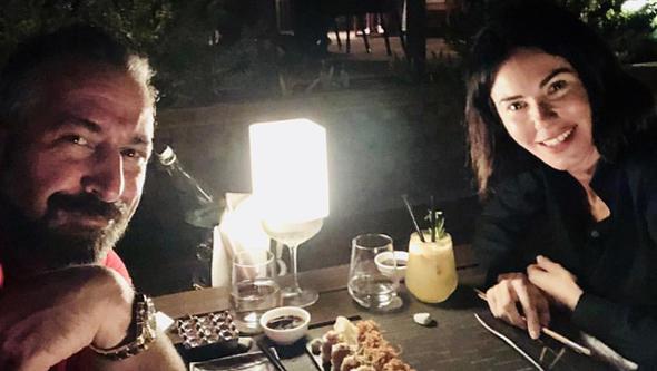 Cem Ylmaz, sevgilisi Defne Samyeli&#8217;ye pahal bir jest yapt.