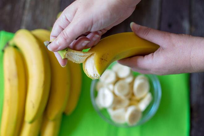 Mutfakta hepimizin yapt bir hata bu: Sebzeleri meyveleri soyup kklerini, kabuklarn hemen pe atveriyoruz. Halbuki bu ksmlarda ok besleyici maddeler gizli. Dolaysyla hem bu besin maddelerini hem de nice zorluklarla kazandmz paralarmz pe atm oluyoruz.