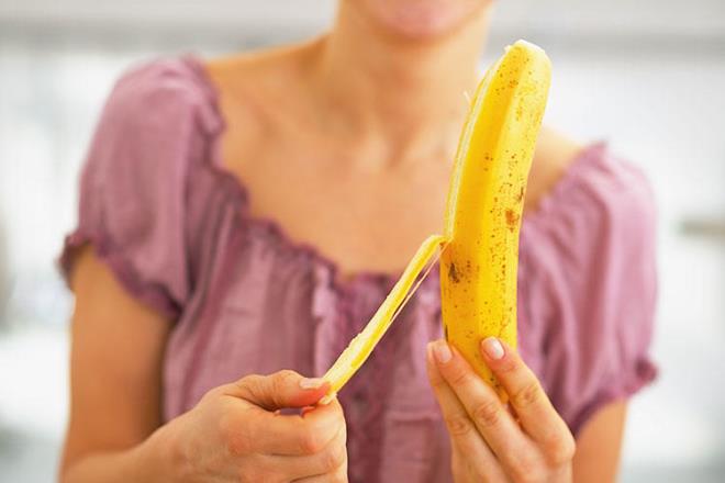 Muz kabuklar    <br>Muz mutluluk hormonu olarak da bilinen serotonin salgsn artran bir madde olan triptofanla dolu bir meyve. Kabuu da en az meyvesi kadar kymetli. zellikle olgun muzlarn kabuklar daha yumuak ve ince olduundan daha ok ie yaryor. Bu kabuklar 10 dakika kadar suda halayp smoothie'lere ya da orbalara ekleyebilir, pre haline getirip kek hamurlarnza katabilirsiniz. Muzu kabuklaryla dilimleyip frnda piirerek de yiyebilirsiniz.