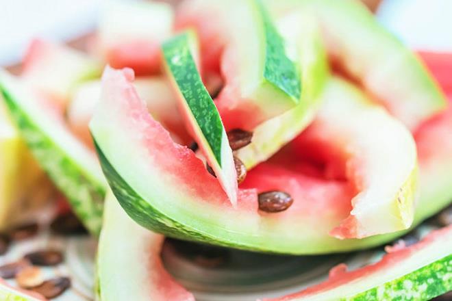 Karpuz kabuklar ve ekirdekleri  <br>  Yaz aylarnn en gzel meyvesi karpuzun kabuklar ve ekirdei de meyvesi kadar deerli. Meyvenin etrafndaki beyaz kaln ksm kan dolamnz hzlandrp baklk sistemini glendiren arginine dnen bir aminoasit ieriyor. Ayrca C ve B6 vitamini deposu. Bu beyaz ksmla reel yapabileceiniz gibi meyve salatasna, smoothie'ye, orbalara ekleyebilir, turu yapabilirsiniz.