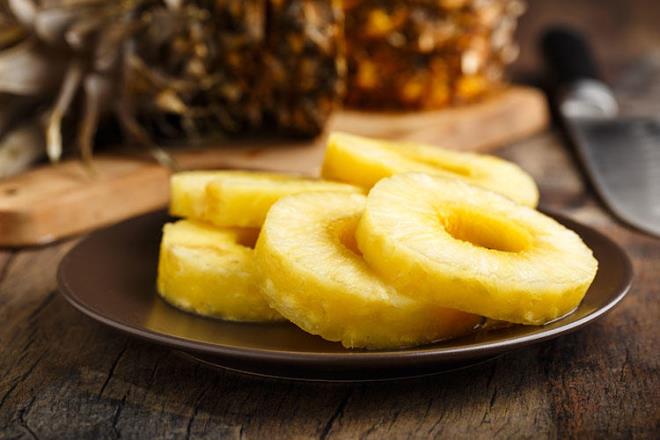 Ananas gbei<br>    Marketten soyulmu ve gbei karlm ananas yerine btn ananas alp meyvenizi kendiniz dorayn. Ortasn da kesinlikle pe atmayn. Bromelain deposu olan bu ksm dorayp meyve salatasna ya da smoothie'lere ekleyebilirsiniz. Bu ksm kp kp dorayp dondurabilir, ay yaparken demlie ya da srahide suya ekleyebilirsiniz. Kk kk dorayp zeytinyanda soteleyebilir, yourda ekleyip gzel bir meyveli yourt yapabilirsiniz