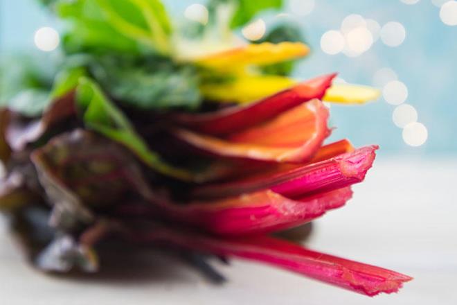 Paz saplar    <br>Paznn yapraklar kadar saplar da deerlidir, baklk sisteminizi glendiren glutamin maddesini ierir. Ayn zamanda byk bir demir ve lif deposudur. Saplar hafife yalayp biraz tuzla frnda 180 derecede piirebilirsiniz. nce zerini folyoyla kapatp 10 dakika piirin, sonra folyoyu karp 20 dakika daha piirmeye devam edin.