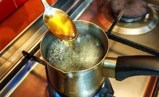 Efsane: Hidroksimetilfurfural rettii iin bal stmamalyz.  <p>  Gerek: Her tip balda hidroksimetilfurfural (HMF) bulunur. Bu tatl rn piirirsek konsantrasyonunun artmas dorudur, ancak HMF birok gdada bulunur. Ve, HMF'nin insanlar iin tehlikeli olduunu gsteren hibir alma yoktur.