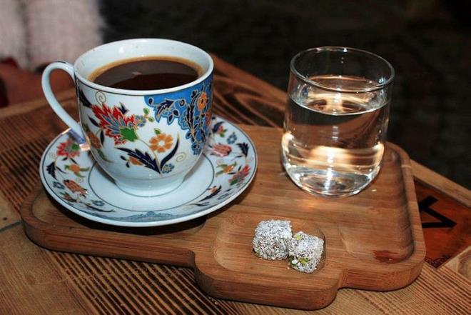 Efsane: Uykumuzun kamamas iin gece 12'den sonra kahve imemeliyiz.  <p>  Gerek: Kafeinin uyarc etkileri kiiye baldr. Her ey, kafein metabolizmasndan sorumlu olan bir gen ile alakaldr. Bu gen tarafndan retilen bir enzim miktar bizi kafeine yksek, dzenli ve dk hassasiyet olarak 3 gruba ayrr. Yksek hassasiyete sahip insanlar sabahlar kahve ierse bile uykusuzluk yaayabilirler.