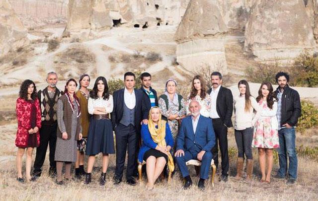 'Ak ve Mavi'nin 78. blmyle ekrana veda edecei renilirken sevilen dizinin yerine cuma akamlar Ay Yapm'n 'ahin Tepesi' dizisinin gelmesi bekleniyor.