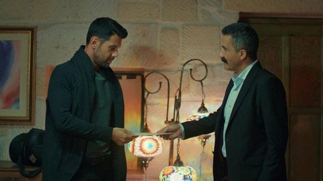 AK VE MAV 77. BLM FRAGMANI: Ak ve Mavi'nin 77. yeni blmnde ise srpriz gelimeler yaanacak. Yaman' Mavi'den kskanan Yksel lgna dnecek. Yeni blm fragmannda Yksel'in kimi ldrd ise merak konusu oldu.