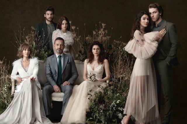 Hilal Saral'n ynettii, Melek Genolu'nun senaryosunu yazd ahin Tepesi dizisinde; Zerrin Tekindor, Boran Kuzum, Aybke Pusat, Ebru zkan barolleri paylayor.