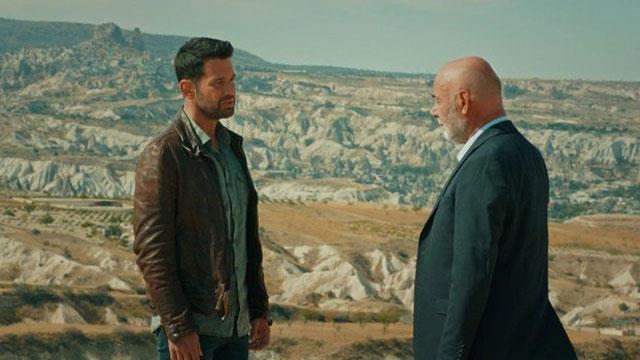 AK VE MAV SON BLMDE NELER YAANDI: Yllar sonra ortaya kan Yaman, konakta btn dengeleri alt st etti. Fazl, olunu kabul etse de Yaman, Fazl'a fke doludur. Yllardr biriktirdii fkesi Fazl'a yaknlamasn, onu babas olarak grmesini engellemektedir.