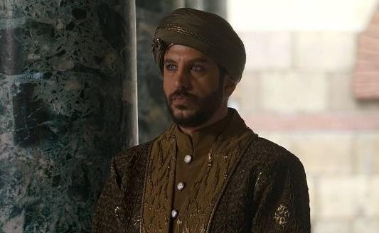 ESER KARABL KMDR?: 1980 doumlu Eser Karabil, aslen zmirli. zmir Dokuz Eyll niversitesi oyunculuk blmnden mezun oldu. Ezel ve Karagl gibi dizilerde oynadkdan sonra Muhteem Yzyl Ksem'de rol ald. En son Fazilet Hanm ve kzlar dizisinde oynad.