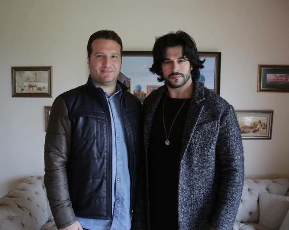 BURAK ZVT KADRODA: Burak zivit'le fotorafn paylaan Dirili Erturul dizisinin yapmcs ve senaristi Mehmet Bozda, "Uzun sredir byk bir titizlikle yrttmz projede Osman karakterine ise Burak zivit hayat verecek. Bu vesileyle yol arkadalmzn hayrlara vesile olmasn temenni ediyorum." dedi.