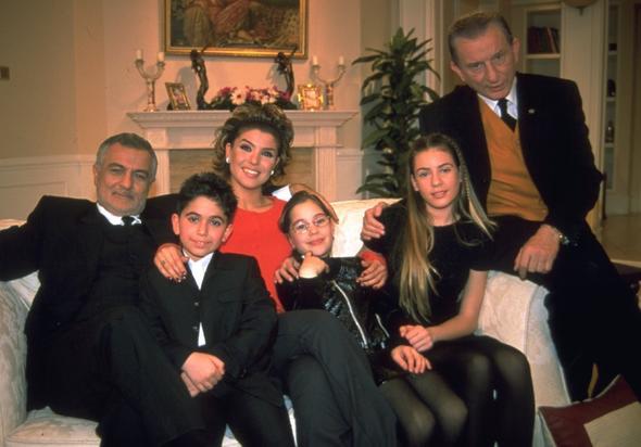 * Benim mesleimde bir dnemdir &#8216;Dad&#8217; dizisi. Beni alr starla tar. O dnemi o baarlarm keke grselerdi. Ne baarrsam baaraym o dnem ok bakadr. Bir de evlatlarmn doumu&#8230; Sedyeyle douma giderken onlar orada grmek istedim.<br>    * Kenan Ik artk evde. Hastanede deil. Ei ok hakl olarak paylamak ve gstermek istemiyorum.