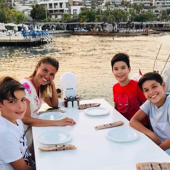 * Kendimi hem yalnz hissediyorum, hem hissetmiyorum. Benim 3 evladm var. ahane bir igi film iinde yayorum. Oyunlar, kahramanlar&#8230; Bu kalabaln iinde yalnzm dersem ayp olur. Ama yalnzlkla tek banalk arasnda fark var. Ben bu durumdan ikayeti olmayacam...  <br>  * ok dikkat ederim, kimsenin cann yakmadm. Ben gnl almak iin ok aba sarf edebilirim. Yanl sz sylemi olabilirim. ok krm olabilirim. ok sinirleneceim insanlarla grmyorum, eledim hayatmdan. nk beni gnaha sokacak&#8230;