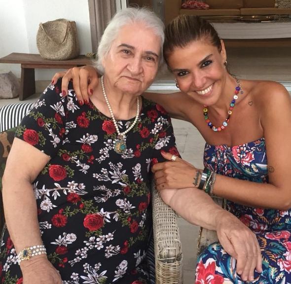 * Annem kkken terlik atard ama onun dnda hi fiziksel iddet grmedim.  <br>  * Bam sktnda kendi evim dnda anne evime giderim.  <br>  * Annemi de nasl zdler, ka yanda kadn! Smsk sarld bana dua ettik. El ele atlattk bu durumu.