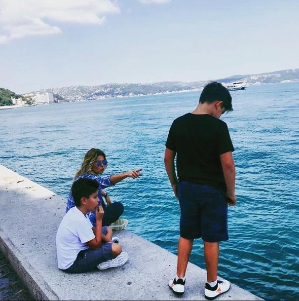 * Krgn olduum, kzgn olduum insanlara da o kadar iyi temennilerim var ki. Anne olsunlar, iyi arklar sylesinler, iyi evlilikler yapsnlar, iyi filmler eksinler&#8230; O kadar iyi olsunlar ki, benden uzak olsunlar. Biraz da baar dileyiim bundandr.<br>    * Beni sevmeyen elbette ki var. Sevmez sevmez. Beni sevenler bana ciddi yetiyor. oaltmak iin uramaya gerek yok. Hi beenme, hi sevme, ne sylese yalan.. Okey! Ama sayg&#8230;