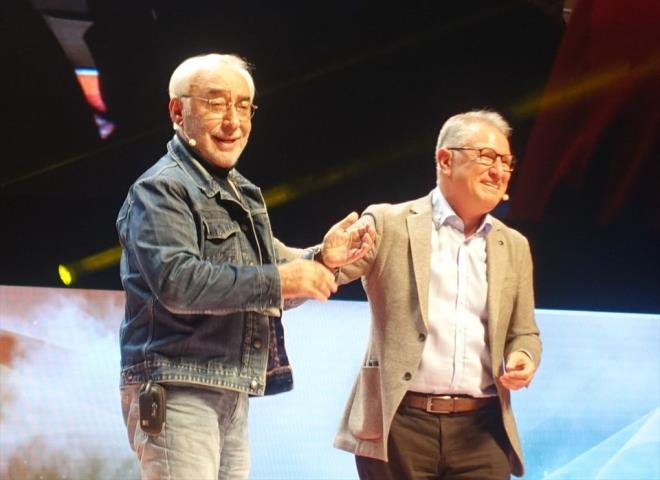 en, yaam koullar nedeniyle 1963'te retmen olduunu aktararak, "Aradan geen sre zarfnda, ciddi bir hayat mcadelesi vard. Maddi olarak ok ferah bir aileden gelmediimiz iin kk yata her ii deneme, alma, hayatta kalma mcadelesi verdik." ifadelerini kulland.