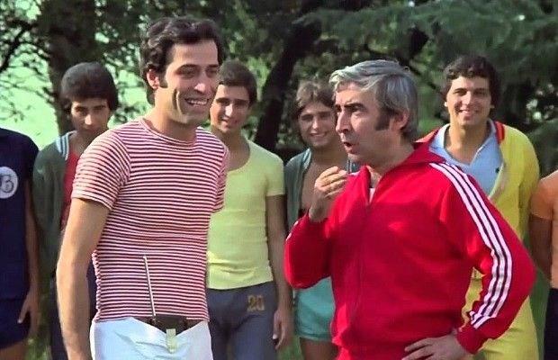 "Darlbedayi yani usta-rak metoduyla oyuncu olunan bir yer. Ben ona gvendim. nk benim tiyatro eitimim yok. Meerse ben oraya gidene kadar usul deimi. Eitimi olmayanlar almyorlard. Bana da olmaz, 'Sizi alamayz' dediler. Baka trl alan yok mu burada?, dedim. 'Figran, szsz kalabalklara ihtiyacmz oluyor bazen. Bir oyun iin dardan da oyuncu alyoruz.' dediler. yle olaym, dedim. 'O da imdi yok' dediler. Tam kapdan karken, hayatmn dnm noktas olabilir, dnp dedim ki, 'Peki parasz alabilir miyim?' dedim. Ben kendime bir yer edineyim. Bendeki bu cokuyu grnce, onlar da heyecanland ve bala dediler. O ekilde baladm."