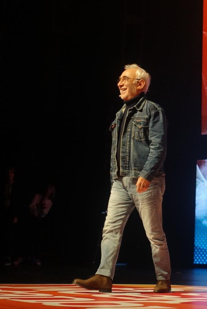 Bu yl "Snr Tanmayan Fikirler" temasyla gerekletirilen etkinliin "Onur Konuu" olan en, 77 yanda olduunu belirterek, "nsan, hayatn kendi dizayn etmiyor. Yaam artlarnz, geldiiniz evre ve hangi ailede doacanza da siz karar vermiyorsunuz. Tabii ki ileride kiiliinizi etkileyen olaylarn kayna aile, anne, baba, evre ve bulunduunuz ortam. Babamn ii nedeniyle Adana'dan 1950'lerde buraya, Trkiye'nin ilk gecekondu semti Zeytinburnu'na geldik. Bir fabrika kuruluyordu. Babamn esas meslei marangozluk ama ayn zamanda fabrikada ustalk da yapyor. yle, bir fabrikann kuruluu iin geldik." diye konutu.